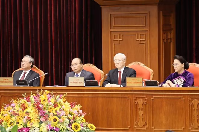 Tổng Bí thư, Chủ tịch nước Nguyễn Phú Trọng nhấn mạnh, nội dung chương trình Hội nghị Trung ương lần này có ý nghĩa rất quan trọng đối với việc hoàn thành nhiệm vụ chính trị của Ban Chấp hành Trung ương Khóa XII chuẩn bị các văn kiện trình Đại hội XIII của Đảng. Tổng Bí thư, Chủ tịch nước Nguyễn Phú Trọng đề nghị Trung ương và các đồng chí tham dự Hội nghị phát huy trí tuệ, tinh thần trách nhiệm, tập trung nghiên cứu, thảo luận kỹ lưỡng, cho ý kiến để hoàn thiện các báo cáo, đề án và xem xét, quyết định vào cuối kỳ họp. Ảnh: TTXVN. 
