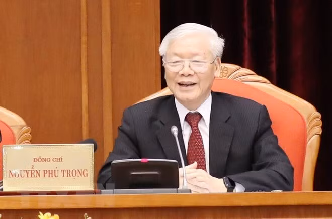 Tổng Bí thư Nguyễn Phú Trọng đề nghị Trung ương dành thời gian nghiên cứu kỹ lưỡng các tài liệu, thảo luận, cho ý kiến đối với các đề xuất cụ thể nêu trong các Tờ trình và dự thảo Đề cương báo cáo, trước hết là về chủ đề, tư tưởng chỉ đạo, tiêu đề của Báo cáo chính trị, kết cấu và những nội dung lớn của đề cương các báo cáo. Đặc biệt là những vấn đề lý luận và thực tiễn đặt ra thời gian qua cần được tập trung nghiên cứu, làm rõ trong quá trình xây dựng các văn kiện. Ảnh: TTXVN. 