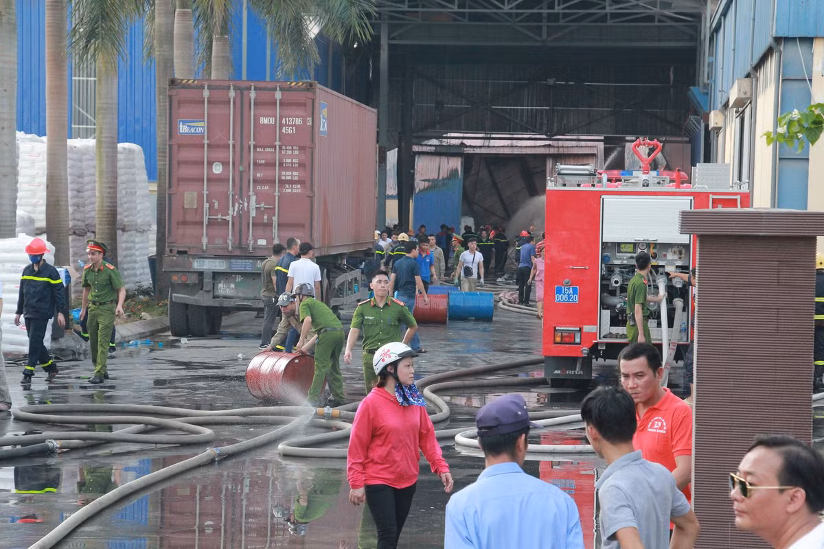Hang tram nguoi khong che “bien lua” vu chay kho chua nhua Cong ty Phu Lam-Hinh-8