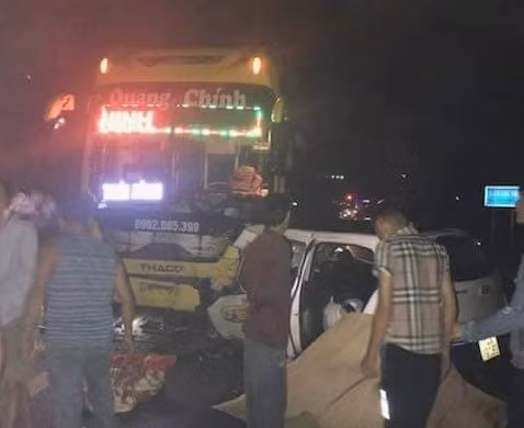 Taxi va cham xe khach, 5 nguoi thuong vong