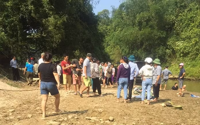 Bon hoc sinh lop 6 tu vong thuong tam khi tam suoi tai Lao Cai