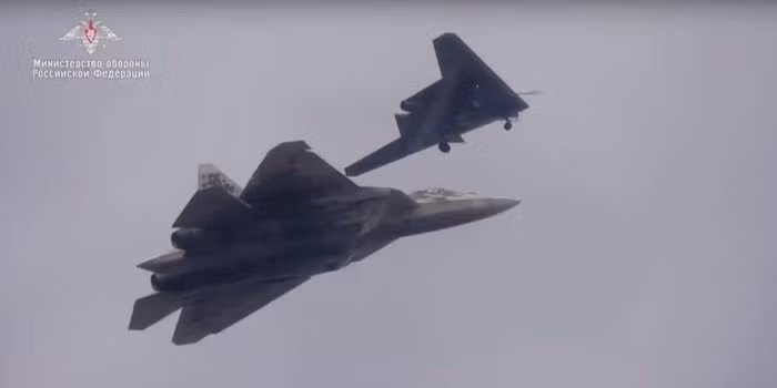Cụ thể theo những lập luận đã trình bày, phiên bản không người lái của Su-57 phù hợp hơn khi thực hiện chức năng cường kích tấn công các mục tiêu trên đất liền và trên biển.