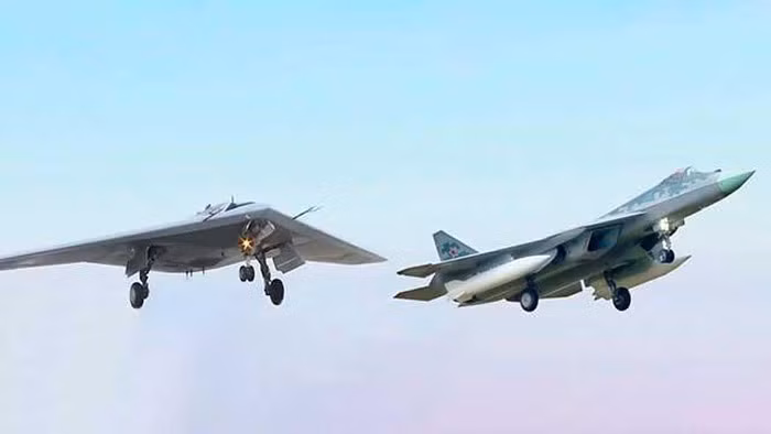 “Cần phải hiểu rằng phiên bản không người lái của tiêm kích Su-57 sẽ không thể hoạt động hiệu quả khi cận chiến vì thiếu phi công”.