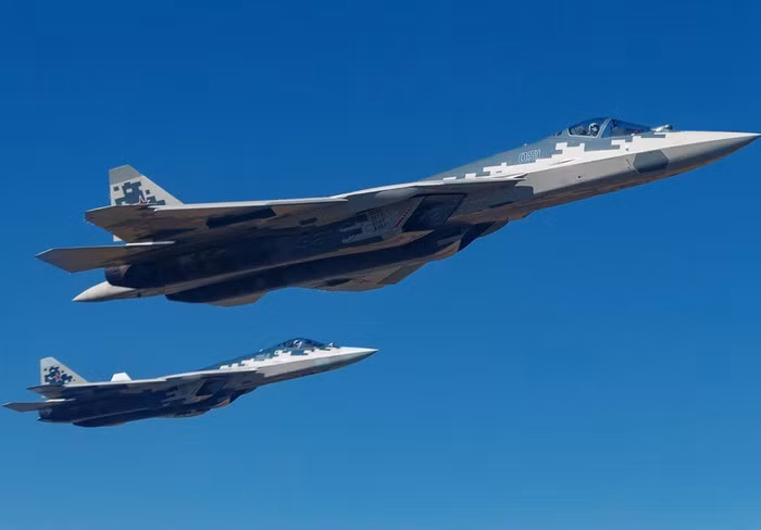 Trong số những điều khác, do việc điều khiển Su-57 sẽ được tiến hành từ xa, đã xuất hiện gợi ý rằng việc kiểm soát chiếc tiêm kích này thông qua sóng vô tuyến có thể bị đánh chặn, ví dụ bằng cách gây nhiễu thông qua khí tài tác chiến điện tử.