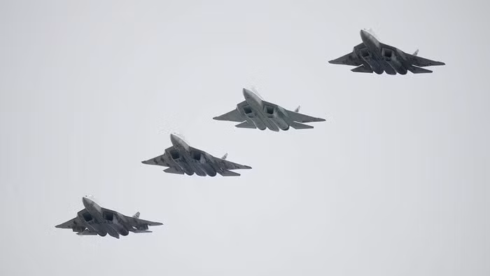 Theo ước tính sơ bộ, nếu phiên bản không người lái của tiêm kích tàng hình Su-57 thực sự được đưa vào sử dụng thì loại máy bay này sẽ bắt đầu được cung cấp cho lực lượng hàng không - vũ trụ Nga vào năm khoảng sau thập niên 2030.