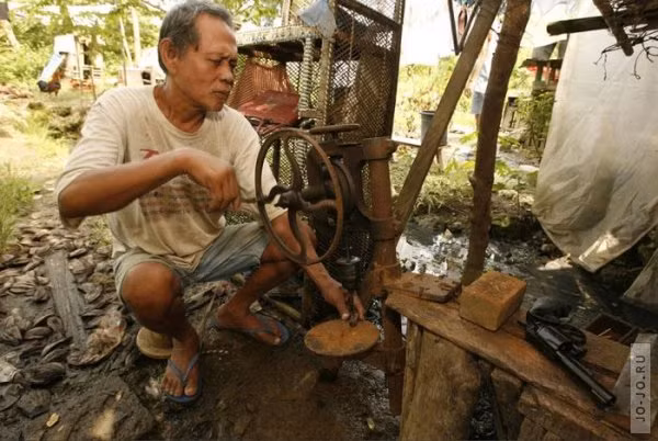 Máy móc công nghiệp cỡ nhỏ được đặt rải rác đầy dẫy trong nhà. Người dân không có bất cứ một bảo hộ lao động nào khi làm việc. Nguồn ảnh: Jojo.