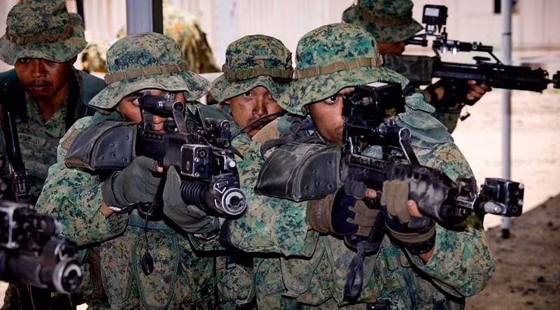Số tiền Singapore chi cho ngân sách quốc phòng hàng năm lên tới hơn 8 tỷ USD, tuy nhiên quân đội Singapore vẫn chỉ đứng thứ 65 trên bảng xếp hạng sức mạnh quân sự thế giới, xếp dưới quân đội Philippines 6 bậc. Nguồn ảnh: Contact.