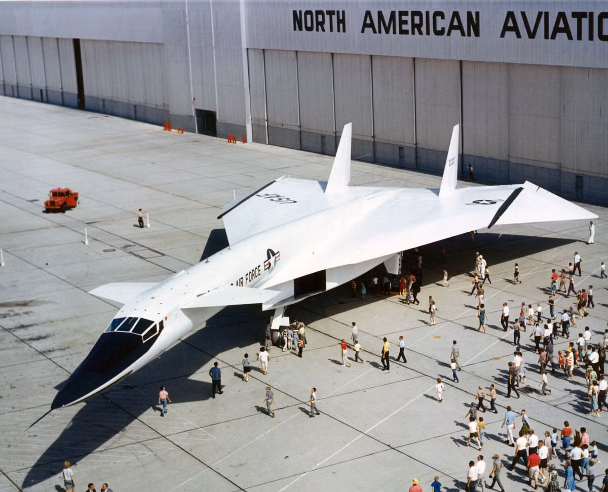 Dù được biên chế trong lực lượng Không quân Mỹ, tuy nhiên chiếc XB-70 Valkyrie lại chưa từng được ghi nhận tham chiến hoặc được sử dụng để thực hiện các hành động gây hấn với các quốc gia thù địch trong suốt thời gian hoạt động của nó. Phía Không quân Mỹ dường như chỉ muốn dùng phi cơ này để... phá các kỷ lục hàng không thế giới khi mà chiếc XB-70 đã liên tục phá hàng loạt các kỷ lục về máy bay siêu thanh do chính nó tạo ra. Nguồn ảnh: Spad.