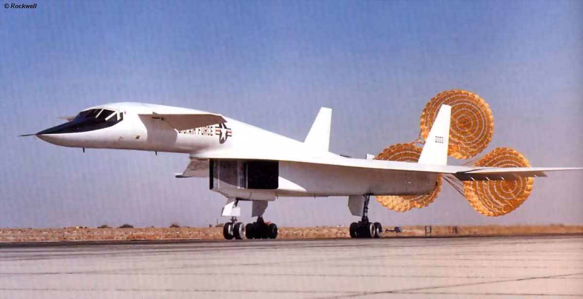 Với ưu thế tốc độ cao, trần bay lớn (21.000 mét) của chiếc XB-70 Valkyrie, Cơ quan Hàng không Vũ trụ NASA đã sử dụng chiếc XB-70 Valkyrie để mô phỏng lại trạng thái phi trọng lực ngoài không gian và sau này dùng để làm bệ phóng trên không cho các loại tàu con thoi. Nguồn ảnh: Migflug.
