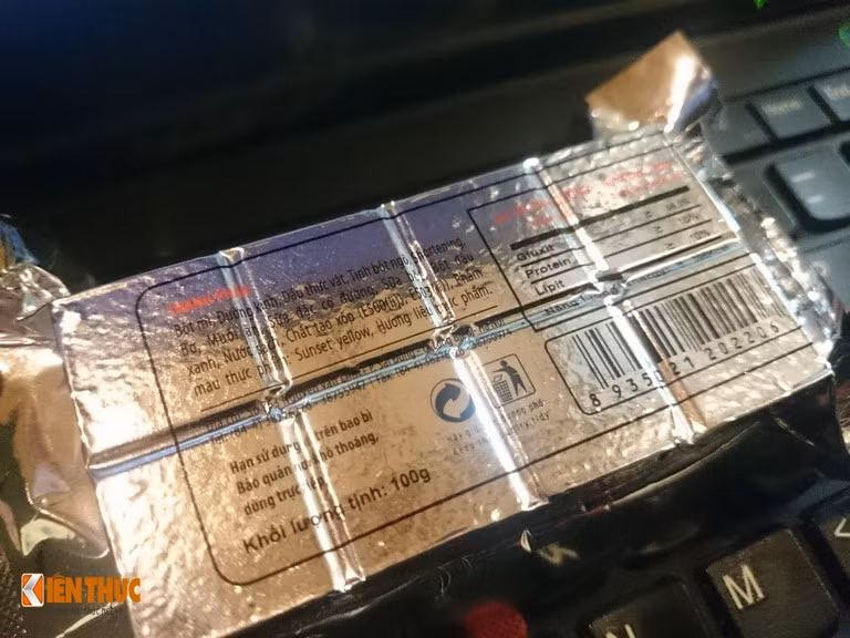 Mặt sau của sản phẩm là các thông tin chi tiết bao gồm khối lượng tịnh 100 gram, thành phần cấu tạo và giá trị dinh dưỡng.