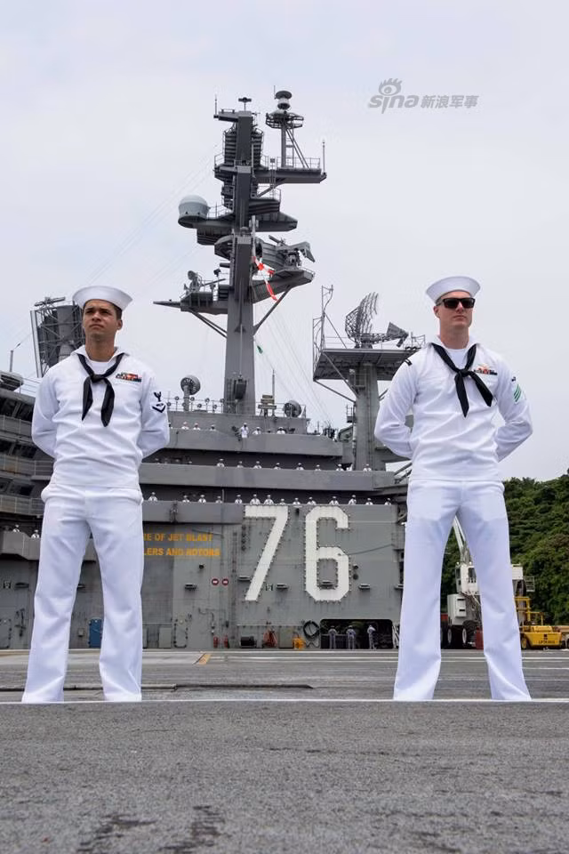 Có độ giãn nước lên tới 101.400 tấn, tàu sân bay USS Ronald Reagan có khả năng mang theo tối đa 90 phản lực chiến đấu hoặc máy bay trực thăng. Nguồn ảnh: Sina.