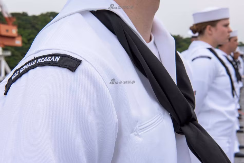 Tàu sân bay USS Ronald Reagan là một trong những tàu sân bay có biên chế thủy thủ lớn nhất thế giới hiện nay với tổng cộng khoảng 5500 người trong đó bao gồm 3200 thủy thủ, sĩ quan hải quân và khoảng 2300 người bao gồm nhân viên kỹ thuật, phi công và hỗ trợ mặt đất cho lực lượng không quân. Nguồn ảnh: Sina.