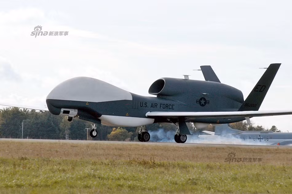 Việc tăng cường các máy bay không người lái Global Hawk tới Nhật Bản nói riêng và tăng cường sự hiện diện quân sự của Mỹ tại khu vực Đông Á nói chung cũng sẽ khiến Nhật Bản và Hàn Quốc "yên tâm" hơn phần nào trước bối cảnh tình hình trong khu vực đang ngày càng trở nên căng thẳng. Nguồn ảnh: Sina.