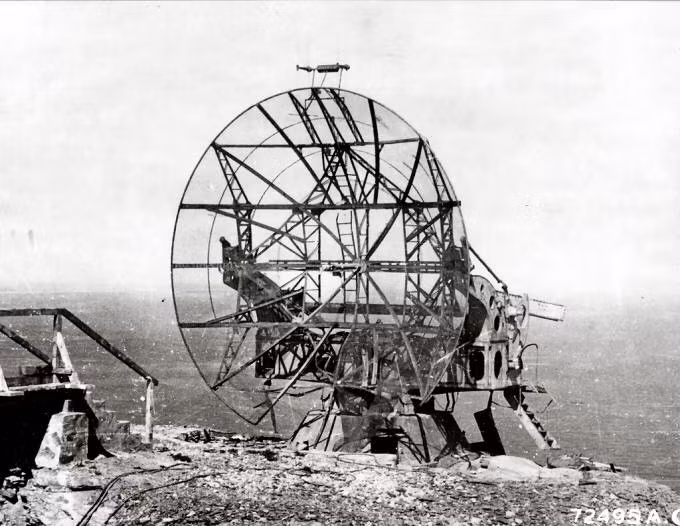 Công nghệ radar ra đời từ trong chiến tranh thế giới thứ hai đã góp một phần công lớn vào chiến thắng chung của quân Đồng Minh nhất là với lực lượng Không quân và Hải quân. Khi mới được ra đời thứ công nghệ quân sự này đã bị đóng dấu tuyệt mật và là một trong những bí mật được bảo vệ nghiêm ngặt nhất giai đoạn đầu thế chiến. Nguồn ảnh: ZME.
