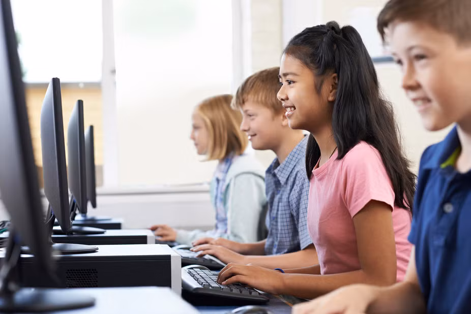 Khó có thể mô tả hết tầm quan trọng của mạng internet trong thời buổi hiện nay khi nó đã dần trở thành một thứ nhu cầu "cần phải có" giống như cơm ăn, áo mặc vậy. Nguồn ảnh: Conversation.