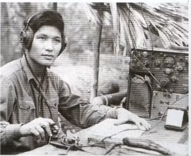 Để tăng tính bảo mật, người truyền tin sẽ không hiểu được các thông tin mình nhận được mà chỉ cần ghi chép lại, một người khác với nhiệm vụ dịch mã sẽ là người dịch thông tin. Nguồn ảnh: Armchair.