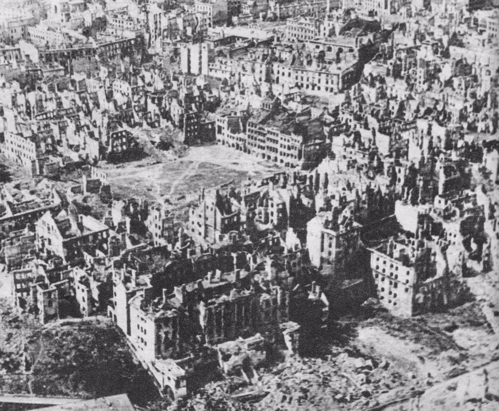Tháng 8 năm 1939, Đức và Liên Xô ký kết thỏa thuận Không xâm phạm lẫn nhau. Ngày 1/9/1939 Đức bắt đầu tấn công Ba Lan, ngay lập tức Anh và Pháp tuyên chiến với Đức, chiến tranh thế giới thứ hai chính thức bắt đầu. Ảnh: Thủ đô Warsaw của Ba Lan tan hoang sau khi hững chịu đủ mọi loại hỏa lực từ phía Đức. Nguồn ảnh: Wiki.
