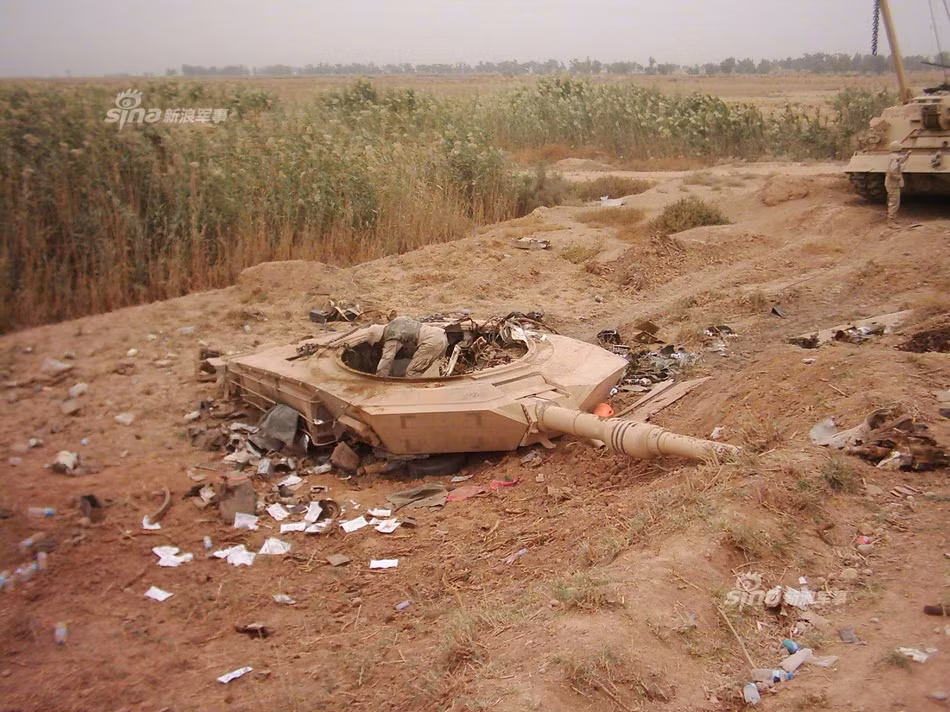 Ảnh hiện trường khi chiếc M1A1M của quân đội Iraq bị dính thiết bị nổ tự chế. Phía Iraq đánh giá rằng thiết bị nổ này có lượng thuốc nổ không lớn, tuy nhiên đen đủi là nó lại có thể kích nổ được lượng đạn dự trữ bên trong chiếc xe tăng dẫn đến thảm họa. Nguồn ảnh: Sina.