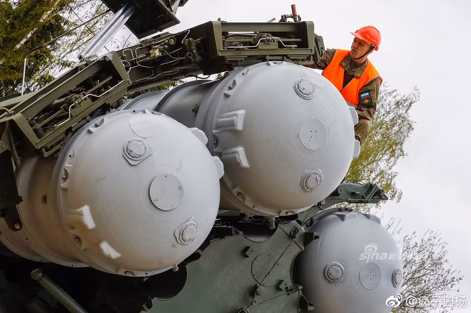 S-400 là hệ thống phòng không hiện đại bậc nhất của Nga tính đến thời điểm hiện tại và Nga là quốc gia duy nhất trên thế giới hiện đang sở hữu loại tên lửa này mặc dù đang có rất nhiều quốc gia trên thế giới tỏ ra quan tâm tới hệ thống tên lửa này trong đó có cả Việt Nam. Nguồn ảnh: Sina.