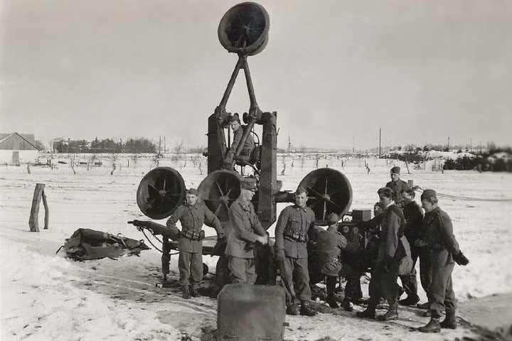 Binh lính Thụy Điển vận hành một thiết bị định vị âm thanh vào năm 1940.