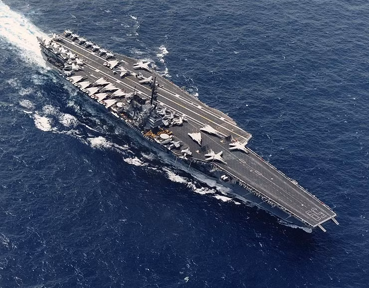 Toàn bộ chiều dài của USS Forrestal chỉ là 325 mét, tuy nhiên do 325 mét này được thiết kế thành hai đường băng nên thực tế chiếc C-130 chỉ có khoảng hơn 200 mét đường băng trước khi nó phải dừng lại vì gần 100 mét cuối cùng bị thu hẹp lại và nếu cố đi vào khu vực cuối đường băng số hai này thì rất có thể cánh của chiếc C-130 sẽ quệt vào tháp chỉ huy. Nguồn ảnh: Maritime.