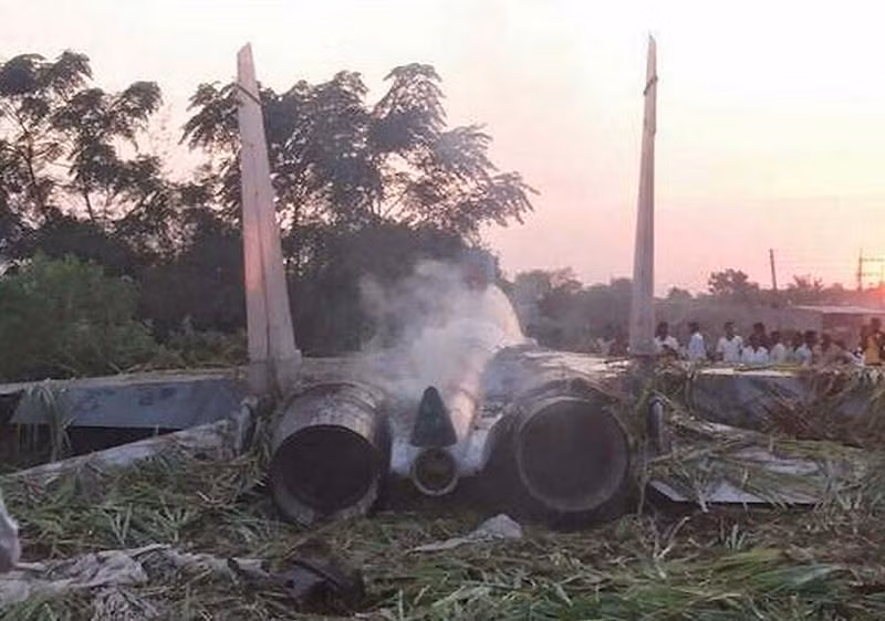 Kể từ khi các máy bay tiêm kích Su-30MKI được biên chế chính thức vào lực lượng Không quân Ấn Độ từ năm 2002 tới nay, đã có khoảng 7 vụ tai nạn liên quan đến loại tiêm kích này trong đó có tính cả vụ tai nạn hôm 23/5 vừa rồi. Ảnh: Vụ tai nạn máy bay Su-30MKI của Không quân Ấn Độ hồi năm 2014. Nguồn ảnh: Xair.