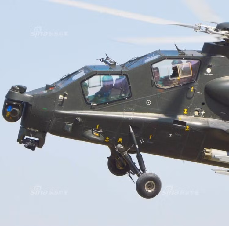 Trực thăng WZ-10 có phi hành đoàn hai người, trong đó người ngồi trước sẽ đảm nhận nhiệm vụ phi công chính, người ngồi sau chịu trách nhiệm kiểm soát vũ khí và hoa tiêu. Trong tường hợp một trong hai phi công bị hạ gục, mất khả năng điều khiển thì người còn lại có thể thực hiện cả hai việc cùng lúc một cách dễ dàng. Nguồn ảnh: Sina.