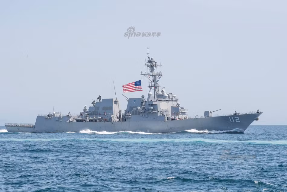 Khu trục hạm USS Michael Murphy (DDG-112) của Hải quân Mỹ tham gia tuần tra biển cùng tàu sân bay USS Carl Vinson. Nguồn ảnh: Sina.
