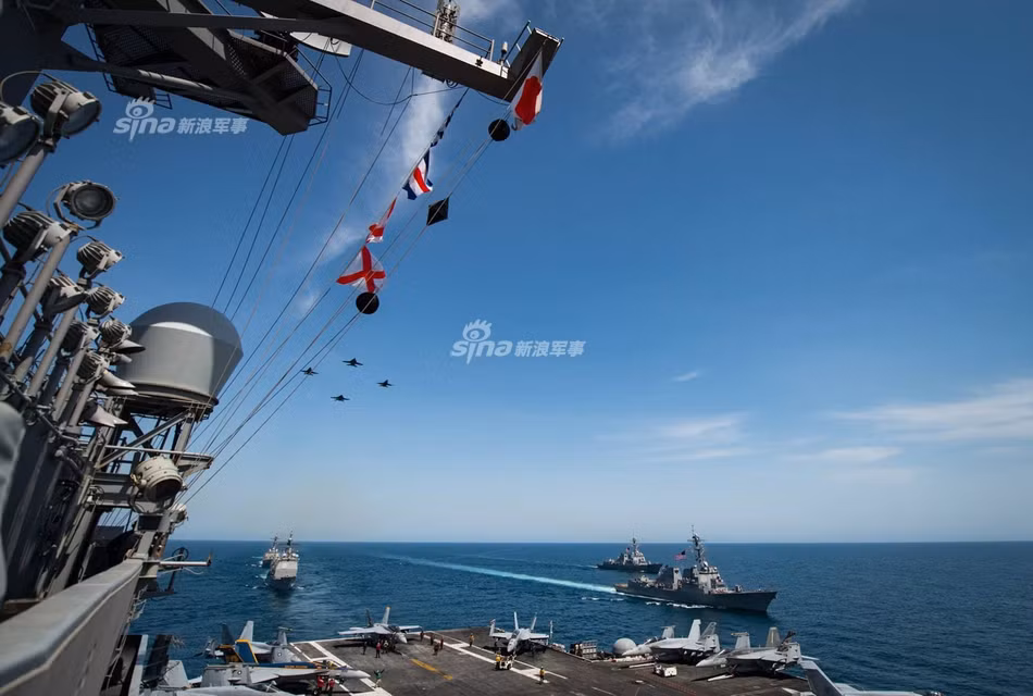Đội tàu sân bay USS Carl Vinson thường xuyên tuần tra dọc khu vực biển từ Hàn Quốc cho tới tận vùng biển Australia. Hồi đầu năm nay, phía lực lượng phòng vệ biển Nhật Bản đã ngỏ ý muốn tham gia các hoạt động tuần tra trên vùng biển quốc tế cùng Hải quân Mỹ. Nguồn ảnh: Sina.