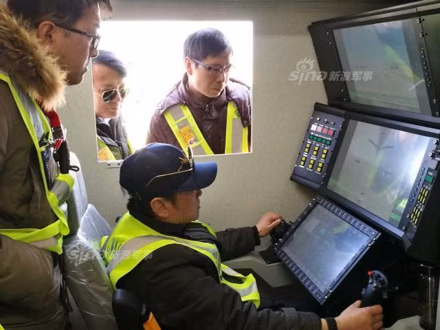 Một trong những điểm ăn tiền của những chiếc máy bay không người lái Trung Quốc đó là chúng có khoang lái rất nhỏ gọn, dễ dàng vận chuyển và sửa chữa với cấu tạo theo dạng mô-đun hiện đại. Dù có diện tích nhỏ nhưng hệ thống khoang lái của Trung Quốc cũng tỏ ra không hề thua kém so với các hệ thống khoang lái máy bay không người lái của Mỹ. Nguồn ảnh: Sina.