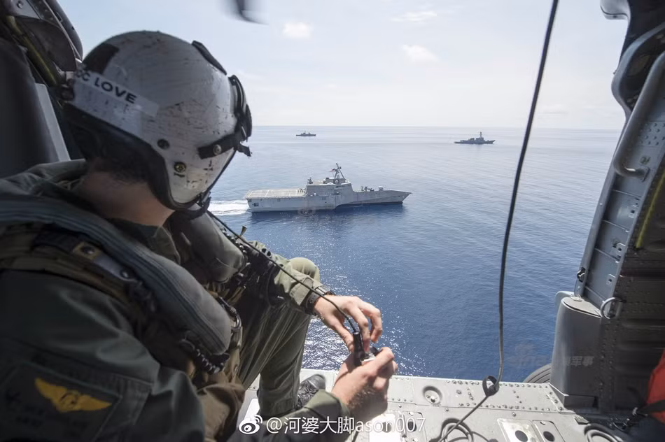 USS Colorado nhìn từ trên cao. Đây là một trong tổng số bốn tàu chiến đấu ven bờ ba thân thuộc lớp Independent mới nhất của Hải quân Mỹ. Cuộc tập trận này chính là cơ hội quý giá để các sỹ quan chỉ huy của hải quân các nước có thể tham quan và tác chiến cùng lớp tàu ba thân hiện đại nhất thế giới hiện nay. Nguồn ảnh: Sina.
