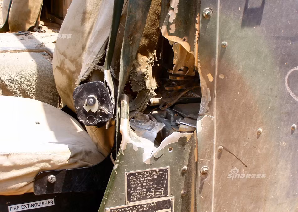 Đây là loại Humvee bán tải dã chiến không chống đạn, vị trí quả đạn bắn vào trúng phía sau ghế tài xế của xe. Chỉ cần quả đạn bay lệch khoảng 10 cm là có thể trúng vào người tài xế. Nguồn ảnh: Prime.