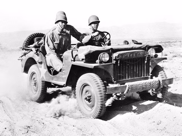 Những chiếc xe Jeep Mỹ được sản xuất với tiêu chí rẻ, gọn nhẹ, dễ vận chuyển và đa dụng. Nguồn ảnh: Warhistory.