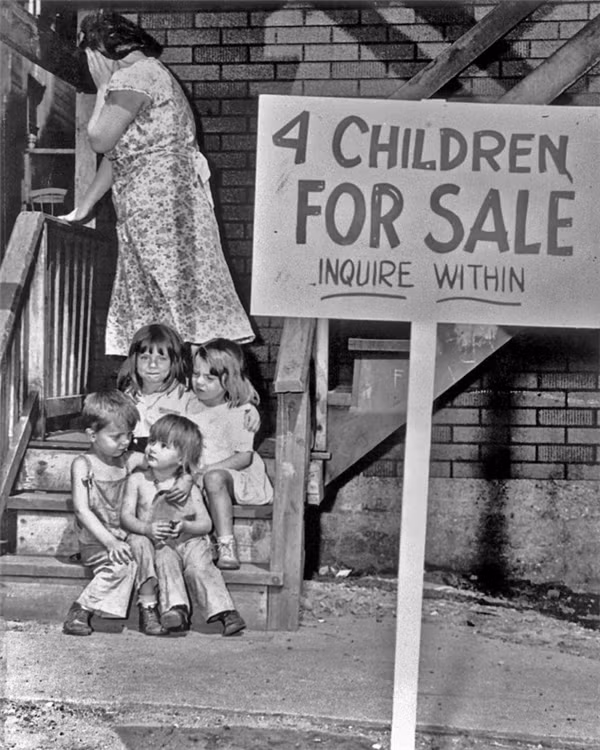 Ở Chicago năm 1948, một phụ nữ có tên Lucille Chalifoux cùng chồng đã bán bốn đứa con của họ và sử dụng số tiền đó để bắt đầu cuộc sống mới. Mặc dù nhiều người cho rằng bức ảnh này chỉ là tác phẩm dàn dựng, tuy nhiên trong thực tế, những đứa trẻ thật sự bị chia lìa và sống ở các gia đình khác nhau. Mãi đến năm 2013 họ mới được đoàn tụ.