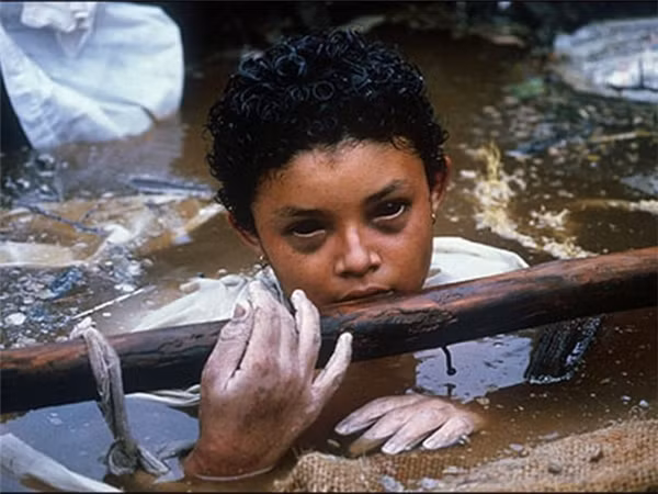 Vào năm 1985, một ngọn núi lửa phun trào đã phá hủy ngôi làng ở Armero, Columbia khiến cô bé Omayra Sanchez, 13 tuổi, bị mắc kẹt trong đống đổ nát của ngôi nhà mình sinh sống. Sau 60 giờ vật lộn với hI vọng rằng sẽ có ai đó đến cứu, cô bé đành chịu thua trước Tử thần vì kiệt sức.