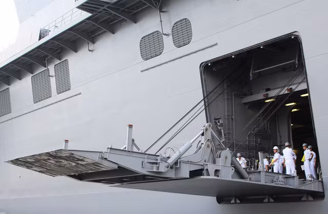 Tàu Izumo (DDH-183) là chiếc đầu tiên trong lớp tàu sân bay trực thăng được đặt tên theo tỉnh Izumo của Nhật Bản. Con tàu được hạ thủy vào năm 2013 và biên chế vào năm 2015. Tàu Izumo dài 284m, rộng 38m; lượng choán nước đầy tải lên tới 27.500 tấn, tốc độ tối đa là hơn 30 hải lý/giờ với chi phí chế tạo hơn 1,2 tỉ USD vào năm 2013. Sau khi vào Cảng Quốc tế Cam Ranh, cửa ra vào của tàu Izumo được mở ra để đón khách lên tham quan.
