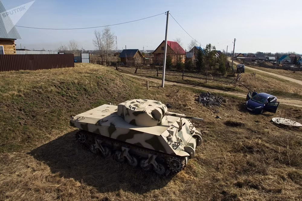 Một chiếc xe tăng M4 Sherman của Mỹ được anh chàng Maxim dựng lại với tỷ lệ thực. Thông số kỹ thuật của các loại phương tiện chiến tranh được sử dụng trong CTTG 2 hiện đều có thể dễ dàng tìm thấy trên internet.
