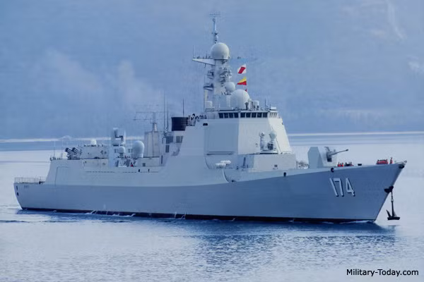 Nối tiếp thành công của Type 052D, Trung Quốc đang bắt tay vào nghiên cứu phát triển khu trục hạm Type 055 với độ giãn nước lớn hơn, lên tới 10.000 tấn và được trang bị hỏa lực "khủng" hơn rất nhiều. Nguồn ảnh: Military.