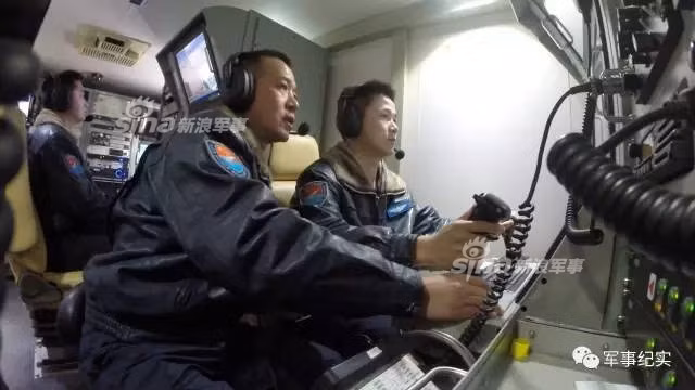 Phòng điều khiển máy bay không người lái của Trung Quốc bao gồm ba vị trí. Lái chính và lái phụ chịu trách nhiệm thi hành nhiệm vụ bay, kỹ thuật viên sẽ đảm bảo đường truyền tín hiệu và tình trạng hoạt động của máy bay trong suốt phi vụ. Nguồn ảnh: Sina.