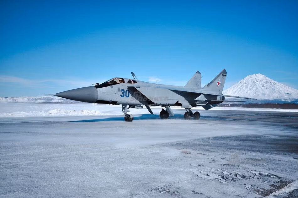 MiG-31, một trong những tiêm kích đánh chặn hiếm hoi của Liên Xô đã từng được ra đời để chặn đường do thám của các "siêu chim" SR-71 Mỹ trong thời chiến tranh Lạnh hiện cũng có suất trong hạm đội Thái Bình Dương của Nga. Tính đến năm 2015, phía Nga vẫn còn tổng cộng khoảng 247 chiếc MiG 31 và MiG 31BM trong biên chế lực lượng Không quân của mình, một con số rất lớn. Nguồn ảnh: Sina.