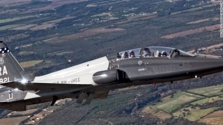 T-38 Talon là một "nhân vật phụ" nổi tiếng nhất trong Không quân Mỹ. Với nhiệm vụ là một máy bay huấn luyện hai động cơ, gần như mọi phi công Mỹ đều đã từng được huấn luyện trên các máy bya T-38 Talon, các phi công lái F-15, F-16, B-1B, A-10 và F-22 Raptor bắt buộc phải bay huấn luyện bằng chiếc Talon này. Hiện trong Không lực Mỹ có khoảng 550 chiếc T-38 Talon đang phục vụ. Nguồn ảnh: CNN.