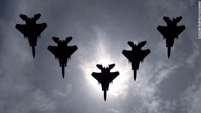 F-15 Eagle là một trong những chiếc máy bay chiến đấu biểu tượng của Không quân Mỹ. Được ra đời từ năm 1975, chiếc máy bay hai động cơ phản lực này luôn dành được sự tin tưởng của các sỹ quan chỉ huy cũng như các phi công nhờ khả năng tác chiến tuyệt đỉnh trên không và độ "lỳ" đòn của mình trước hỏa lực đối phương. Nguồn ảnh: CNN.