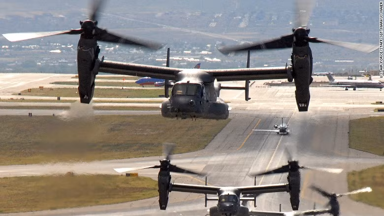  Không lực Mỹ đang có khoảng 33 chiếc CV-22 Osprey trong lực lượng của mình, đây là chiếc máy bay cực kỳ đa dụng với khả năng cất-hạ cánh trên đường băng ngắn, có thể hỗ trợ đổ quân dễ dàng trên mọi loại địa hình. Nguồn ảnh: CNN.