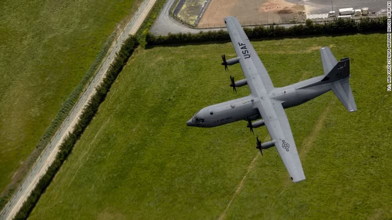 Ngựa thồ bay được tin cậy sử dụng nhiều bậc nhất trong Không quân Mỹ là chiéc C-130 Hercules. Được đưa vào sử dụng lần đầu tiên từ năm 1956, C-130 vẫn được Không lực Mỹ tin tưởng sử dụng tới tận ngày nay với hơn 180 chiếc đang nằm trong biên chế Quân đội Mỹ. Nguồn ảnh: CNN.