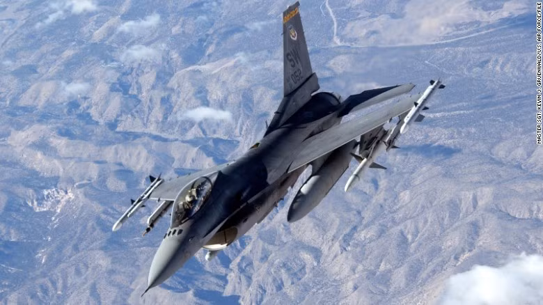 F-16 Fighting Falcon, một trong những chiến đấu cơ được lực lượng Không quân Hải quân Mỹ tin tưởng nhất trong lịch sử lực lượng này. Hơn 1000 chiếc F-16 vẫn còn đang được Không quân và Không quân Hải quân Mỹ sử dụng, F-16 xứng đáng là biểu tượng của Không quân Hải quân Mỹ khi nó đã từng vung cánh ở mọi vùng trời trên trái đất. Nguồn ảnh: CNN.