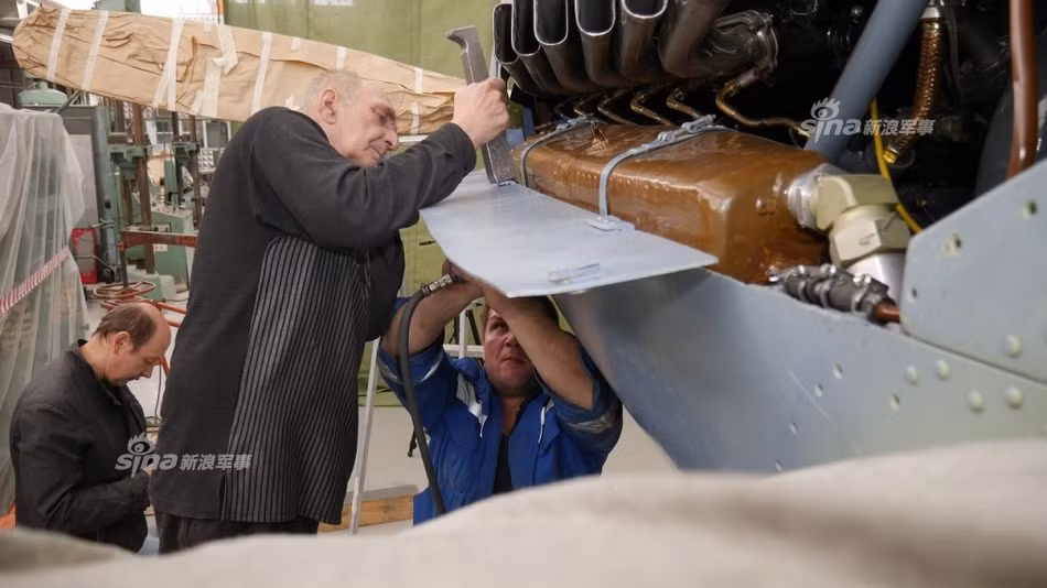 Phức tạp nhất chính là việc lắp ráp bộ phận động cơ. Máy bay Il-2 sử dụng động cơ V-12 làm mát bằng chất lỏng, cho phép máy bay đạt được tốc độ tối đa 414 km/h. Do sử dụng công nghệ kiểu cũ nên thường các động cơ của Il-2 hay gặp phải trục trặc với hệ thống làm mát, dẫn tới quá nhiệt gây "bó máy". Nguồn ảnh: Sina.
