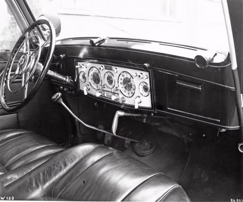 Khoang lái của Mercedes-Benz 770 cực kỳ "sang chảnh" nếu so với những chiếc xe cùng thời. Nguồn ảnh: Benz.