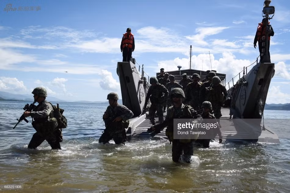 Balikatan hay "Kề vai sát cánh" là cuộc tập trung thường niên giữa lực luọng Hải quân Mỹ cùng với Philippines. Cuộc tập trận chung này vừa mới được bắt đầu cách đây ít ngày. Nguồn ảnh: Gettyimg.