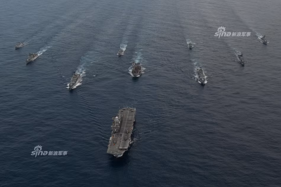 Mặc dù có kích thước khá nhỏ, mang được ít máy bay, tuy nhiên tàu sân bay Cavour lại có thủy thủ đoàn biên chế lên tới 1202 người bao gồm thủy thủ và các sỹ quan cao cấp, chưa kể khoảng 200 nhân lực bên không quân hải quân chịu trách nhiệm phụ trách hoạt động của lực lượng không quân trên tàu. Nguồn ảnh: Wiki.