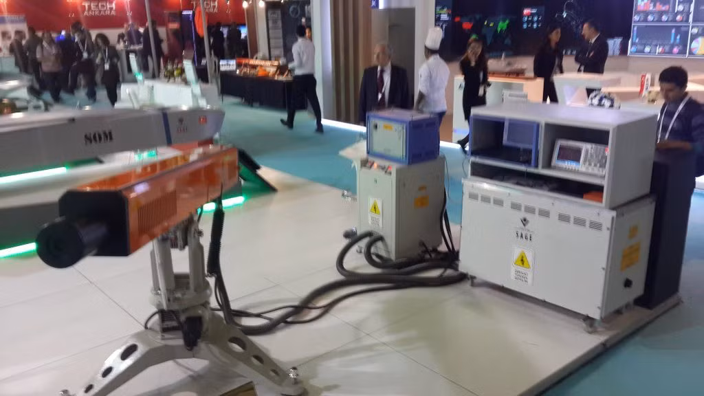 Khác với mẫu súng điện từ của Mỹ, súng điện từ của Thổ Nhĩ Kỳ có kích thước nhỏ hơn rất nhiều và có thể dễ dàng gắn trên bất cứ phương tiện cơ giới hiện tại nào. Tuy nhiên nhiều người tỏ ra lo ngại về sức mạnh của khẩu súng điện từ cỡ nhỏ mà Thổ Nhĩ Kỳ đang chế tạo này. Nguồn ảnh: Defence.